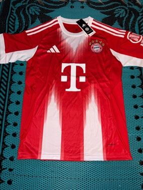 FC Bayern Munich 25-26 Home Kit/Jersey (Medium)